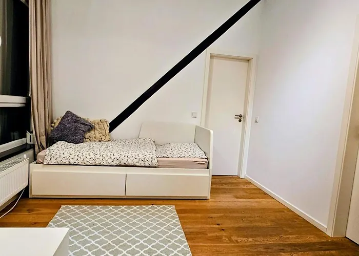 Stadtwohnung 110qm Mit Dachterrasse Ueber Zwei Etagen * دوسلدورف